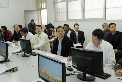 学院领导在课堂听课